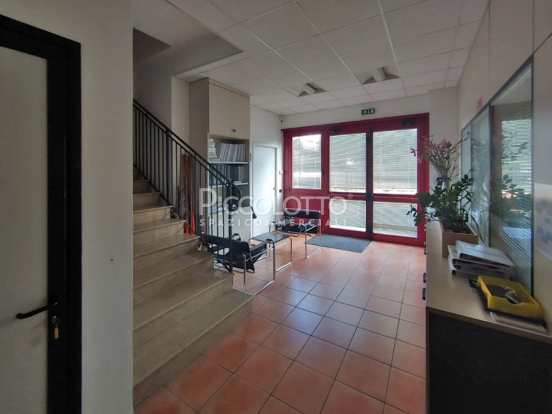 Rif. A5392 - Proponiamo in affitto ampio laboratorio/magazzino con uffici, situato in zona indust...