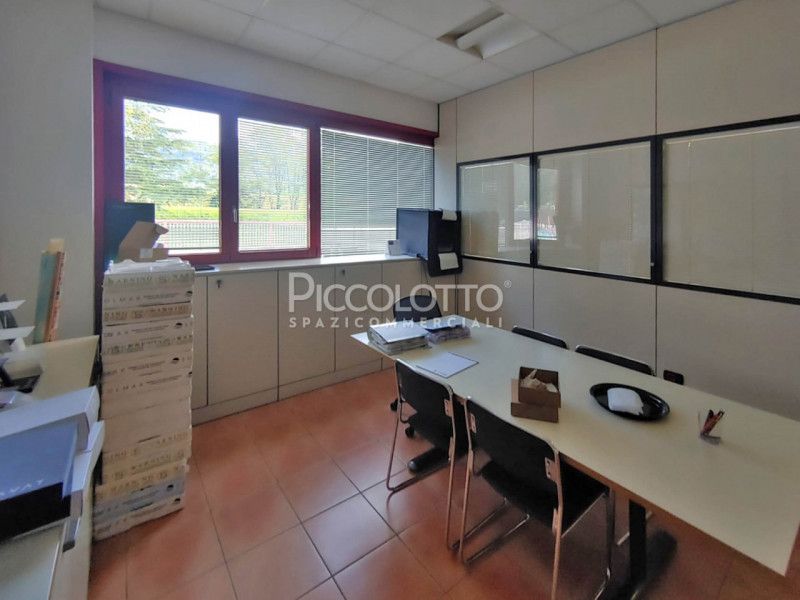 Rif. A5392 - Proponiamo in affitto ampio laboratorio/magazzino con uffici, situato in zona indust...