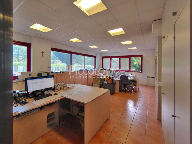 Rif. A5392 - Proponiamo in affitto ampio laboratorio/magazzino con uffici, situato in zona indust...