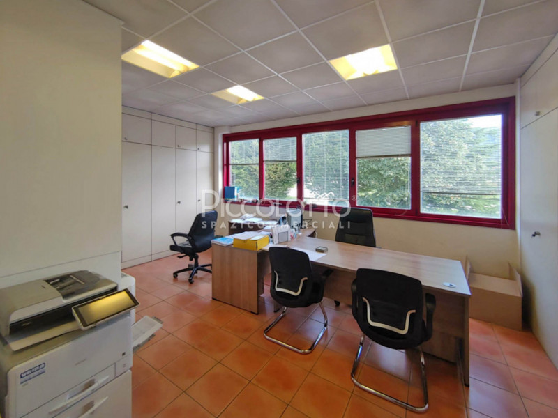 Rif. A5392 - Proponiamo in affitto ampio laboratorio/magazzino con uffici, situato in zona indust...