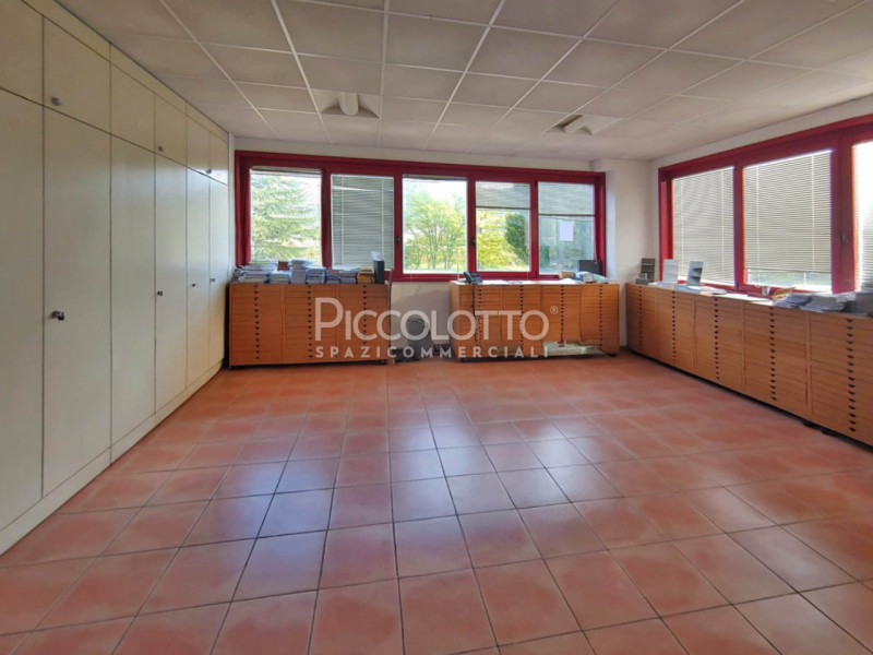 Rif. A5392 - Proponiamo in affitto ampio laboratorio/magazzino con uffici, situato in zona indust...