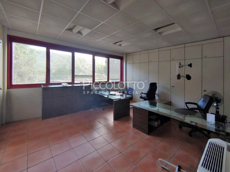 Rif. A5392 - Proponiamo in affitto ampio laboratorio/magazzino con uffici, situato in zona indust...