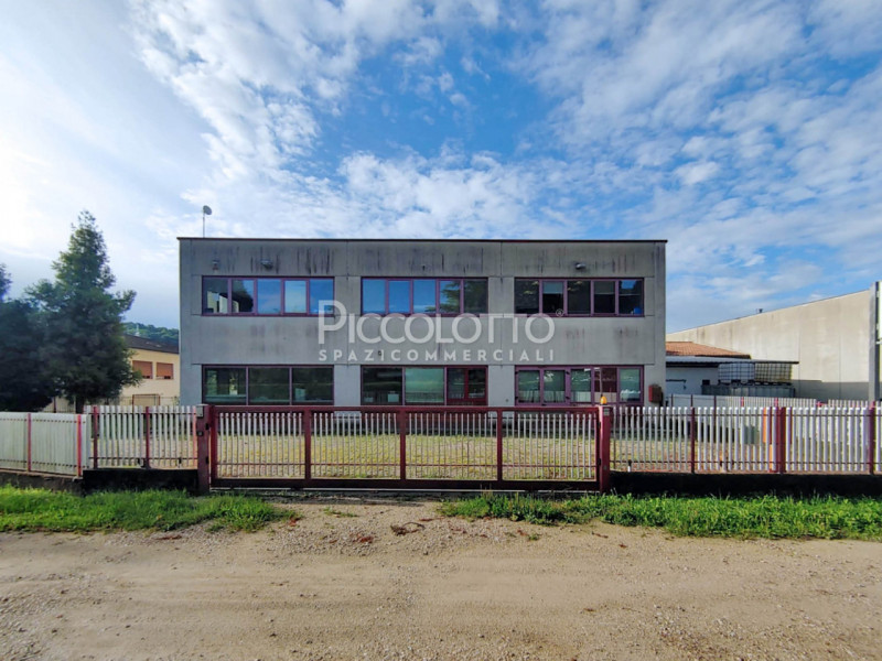 Rif. A5392 - Proponiamo in affitto ampio laboratorio/magazzino con uffici, situato in zona indust...