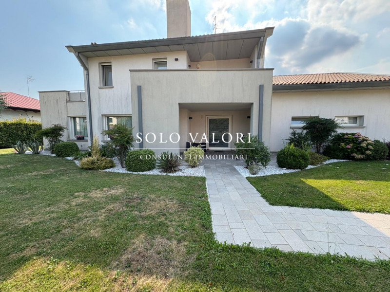 Scoprite questa straordinaria villa contemporanea situata nella tranquilla zona di Mussetta di So...