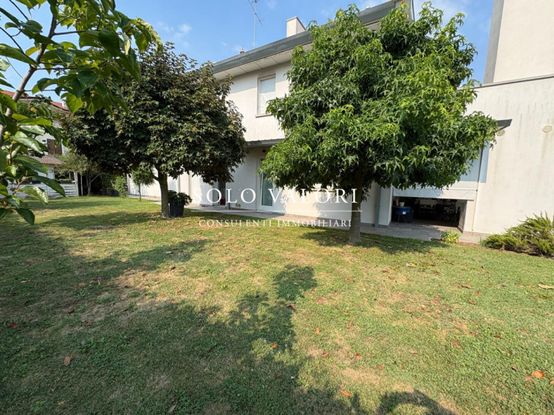 Scoprite questa straordinaria villa contemporanea situata nella tranquilla zona di Mussetta di So...