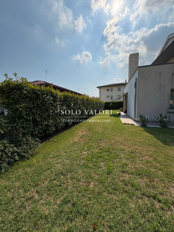 Scoprite questa straordinaria villa contemporanea situata nella tranquilla zona di Mussetta di So...