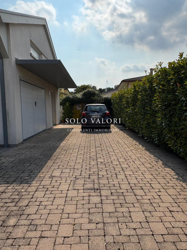 Scoprite questa straordinaria villa contemporanea situata nella tranquilla zona di Mussetta di So...