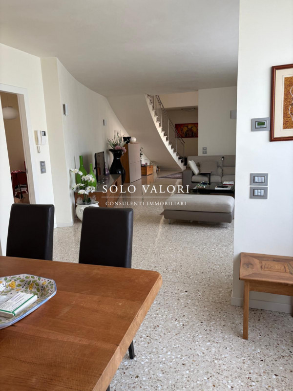 Scoprite questa straordinaria villa contemporanea situata nella tranquilla zona di Mussetta di So...