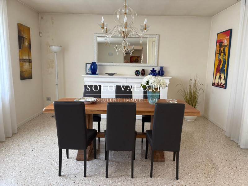 Scoprite questa straordinaria villa contemporanea situata nella tranquilla zona di Mussetta di So...