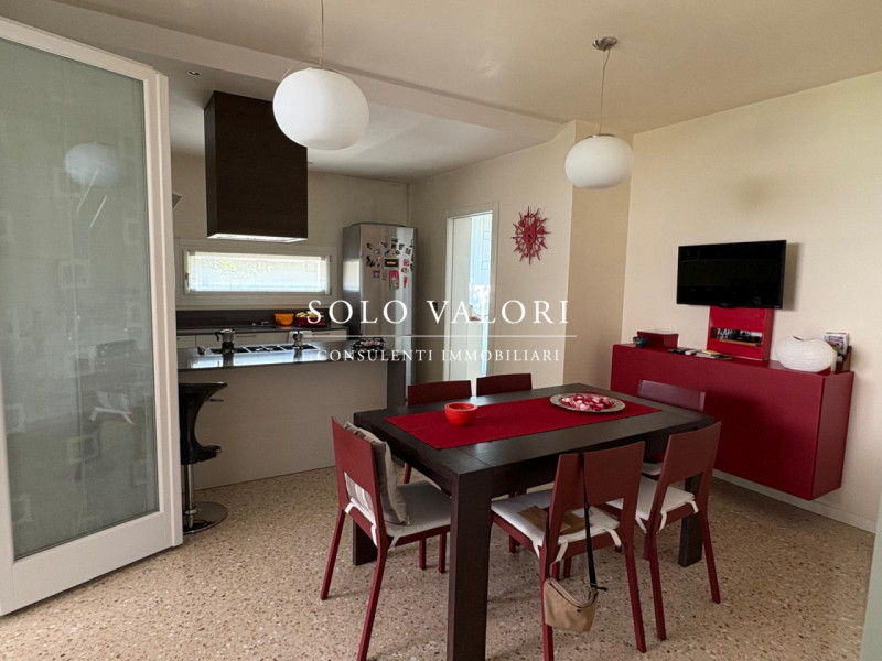 Scoprite questa straordinaria villa contemporanea situata nella tranquilla zona di Mussetta di So...