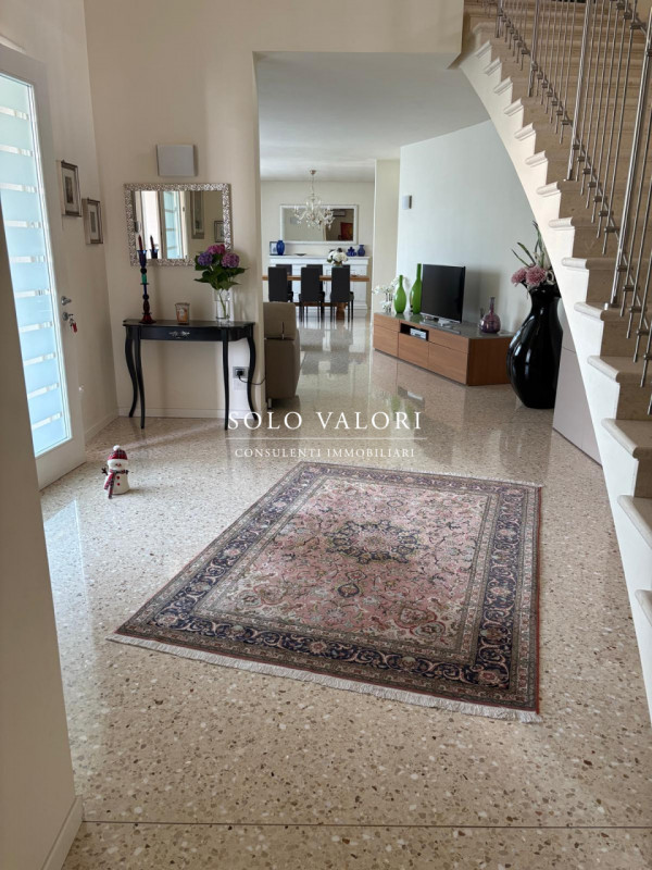 Scoprite questa straordinaria villa contemporanea situata nella tranquilla zona di Mussetta di So...