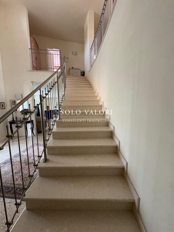 Scoprite questa straordinaria villa contemporanea situata nella tranquilla zona di Mussetta di So...