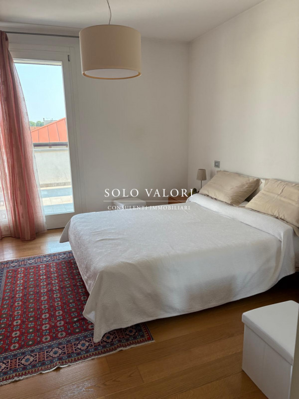 Scoprite questa straordinaria villa contemporanea situata nella tranquilla zona di Mussetta di So...