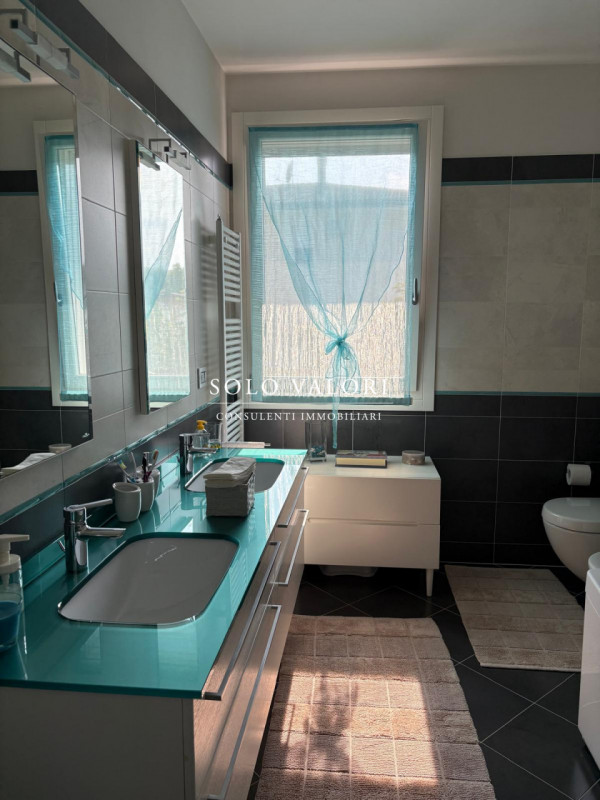 Scoprite questa straordinaria villa contemporanea situata nella tranquilla zona di Mussetta di So...