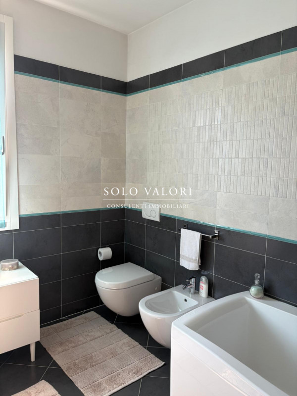 Scoprite questa straordinaria villa contemporanea situata nella tranquilla zona di Mussetta di So...