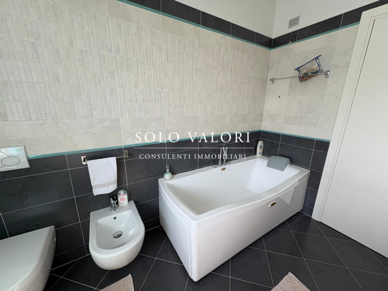 Scoprite questa straordinaria villa contemporanea situata nella tranquilla zona di Mussetta di So...