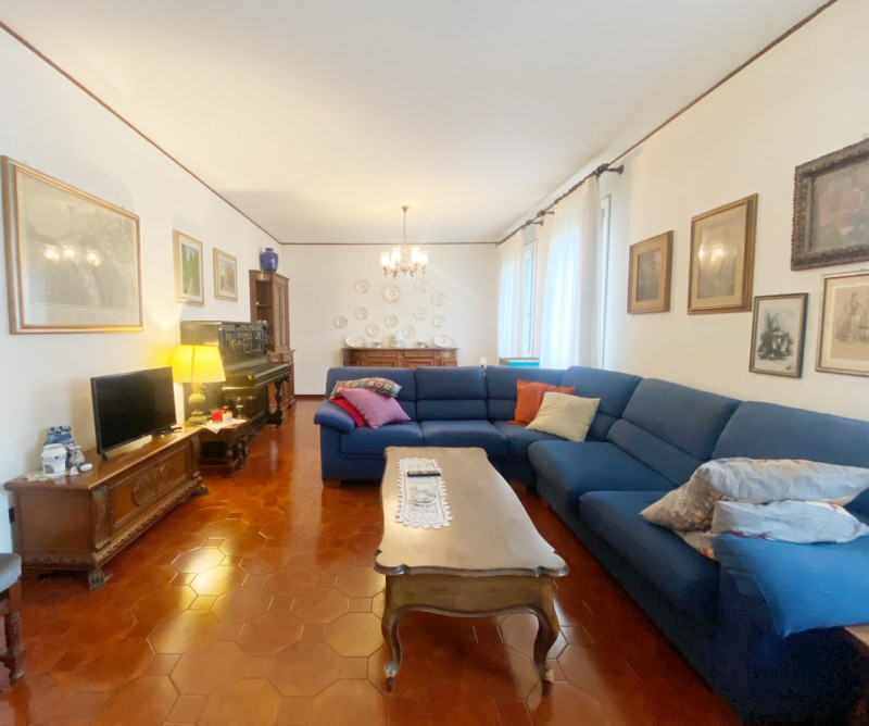 (Per INFO Mara 3481536890) A Ponte di Piave, in zona centrale e ben servita, proponiamo una villa...