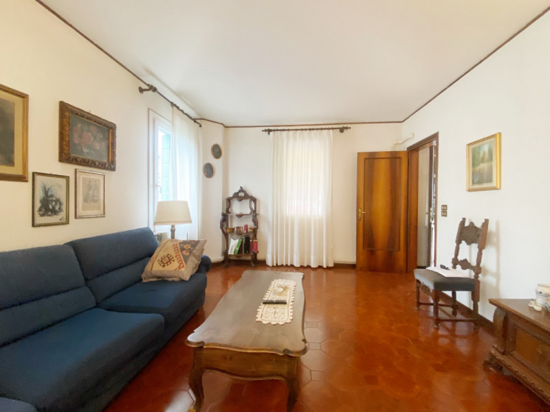 (Per INFO Mara 3481536890) A Ponte di Piave, in zona centrale e ben servita, proponiamo una villa...