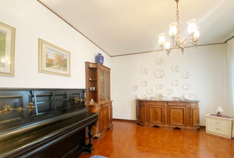 (Per INFO Mara 3481536890) A Ponte di Piave, in zona centrale e ben servita, proponiamo una villa...