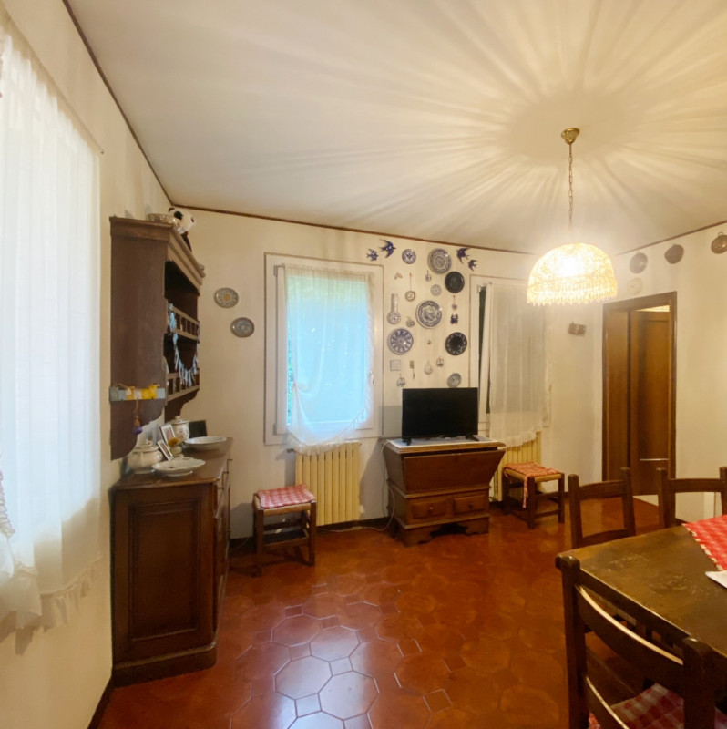 (Per INFO Mara 3481536890) A Ponte di Piave, in zona centrale e ben servita, proponiamo una villa...