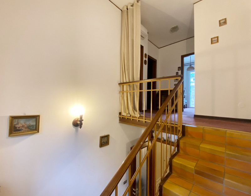 (Per INFO Mara 3481536890) A Ponte di Piave, in zona centrale e ben servita, proponiamo una villa...