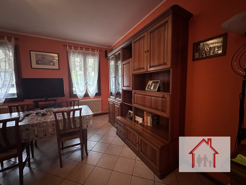 L'Agenzia Luxor è entusiasta di presentarvi questa splendida casa a schiera porzione di testa, si...