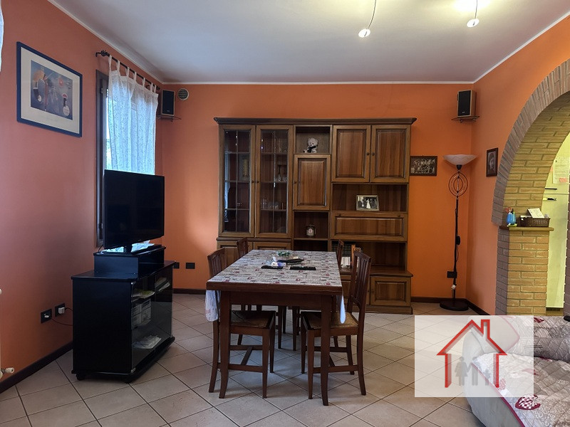 L'Agenzia Luxor è entusiasta di presentarvi questa splendida casa a schiera porzione di testa, si...