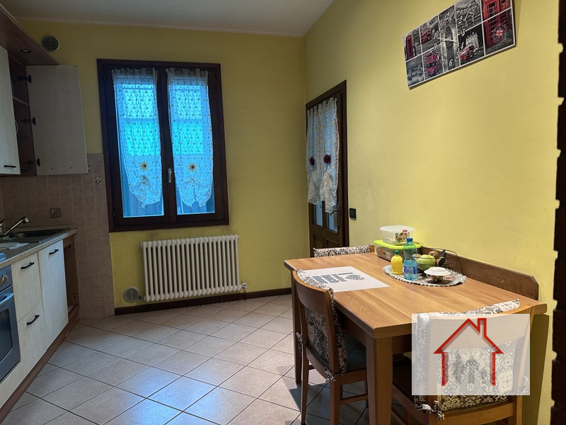 L'Agenzia Luxor è entusiasta di presentarvi questa splendida casa a schiera porzione di testa, si...