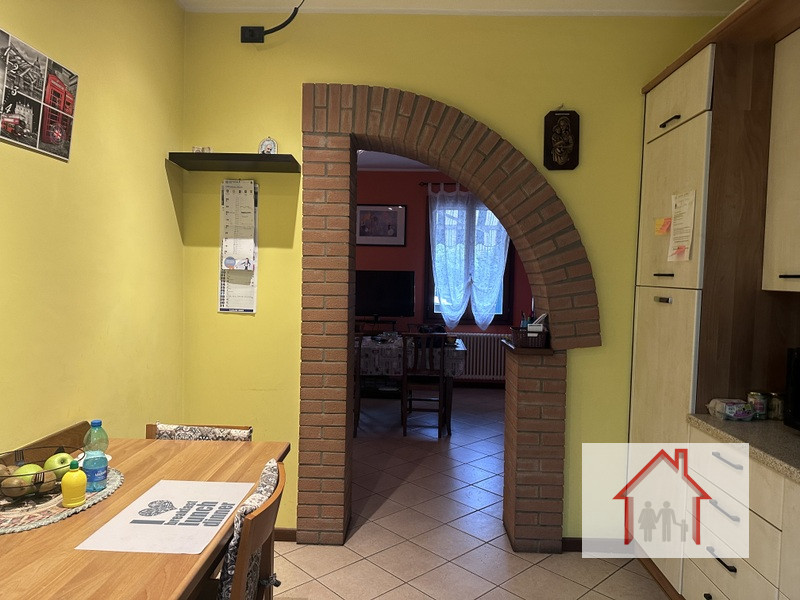 L'Agenzia Luxor è entusiasta di presentarvi questa splendida casa a schiera porzione di testa, si...