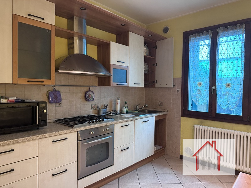 L'Agenzia Luxor è entusiasta di presentarvi questa splendida casa a schiera porzione di testa, si...