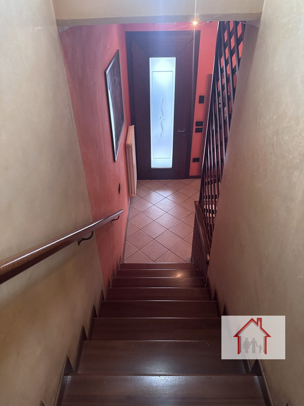 L'Agenzia Luxor è entusiasta di presentarvi questa splendida casa a schiera porzione di testa, si...