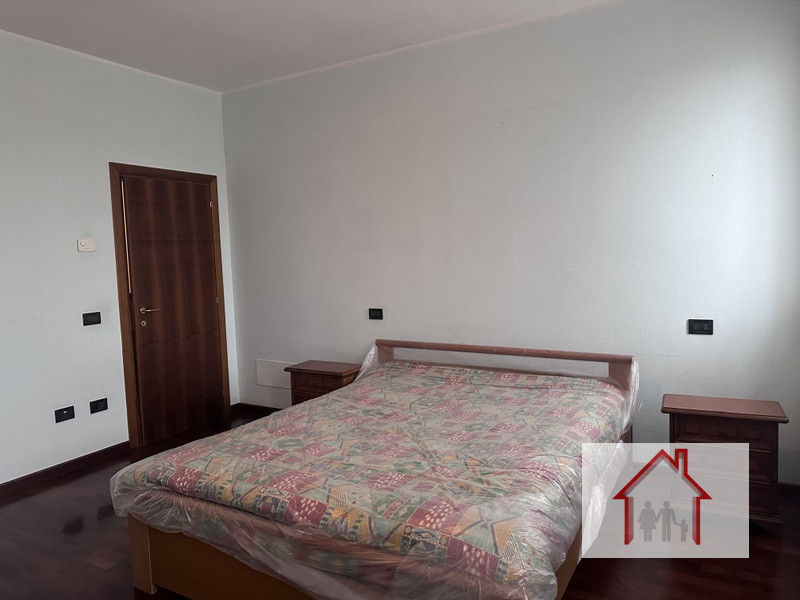 L'Agenzia Luxor è entusiasta di presentarvi questa splendida casa a schiera porzione di testa, si...