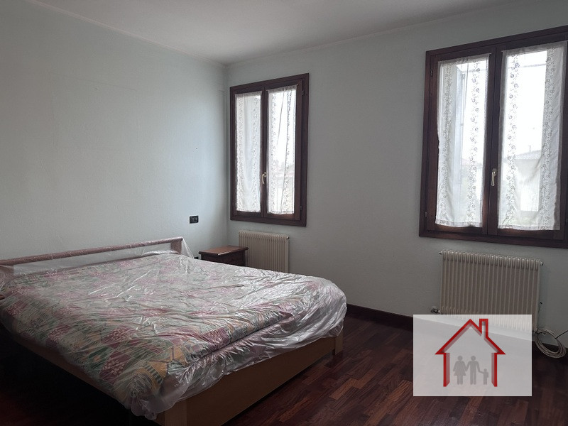 L'Agenzia Luxor è entusiasta di presentarvi questa splendida casa a schiera porzione di testa, si...