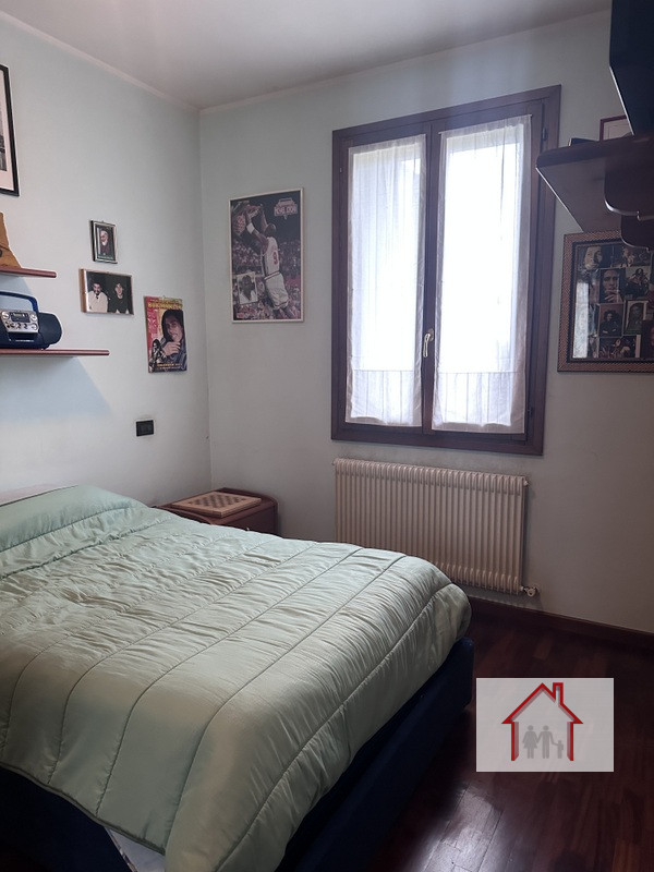 L'Agenzia Luxor è entusiasta di presentarvi questa splendida casa a schiera porzione di testa, si...