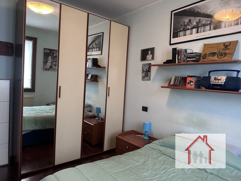 L'Agenzia Luxor è entusiasta di presentarvi questa splendida casa a schiera porzione di testa, si...