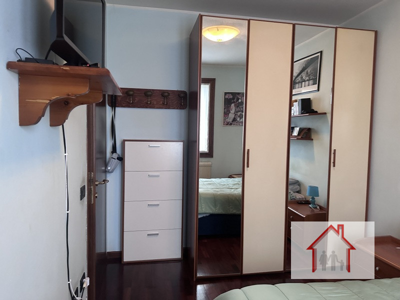 L'Agenzia Luxor è entusiasta di presentarvi questa splendida casa a schiera porzione di testa, si...