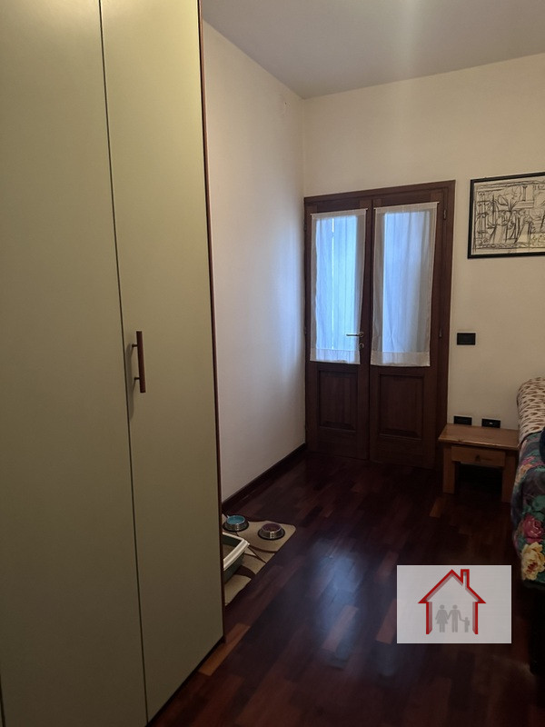 L'Agenzia Luxor è entusiasta di presentarvi questa splendida casa a schiera porzione di testa, si...