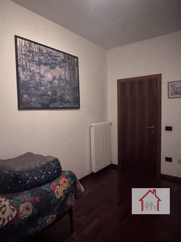 L'Agenzia Luxor è entusiasta di presentarvi questa splendida casa a schiera porzione di testa, si...