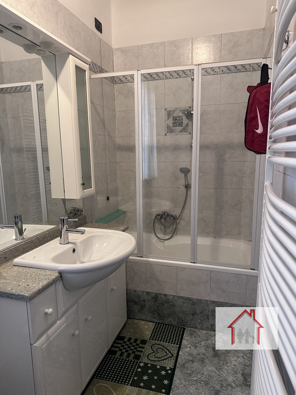 L'Agenzia Luxor è entusiasta di presentarvi questa splendida casa a schiera porzione di testa, si...