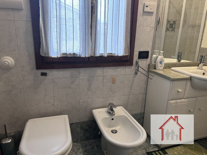 L'Agenzia Luxor è entusiasta di presentarvi questa splendida casa a schiera porzione di testa, si...