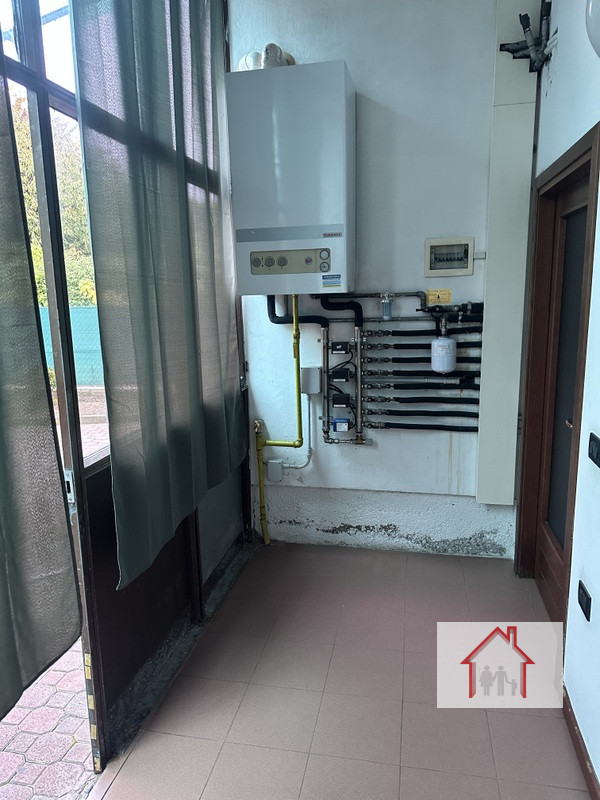 L'Agenzia Luxor è entusiasta di presentarvi questa splendida casa a schiera porzione di testa, si...