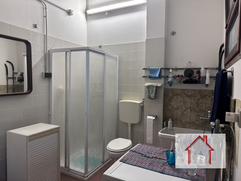 L'Agenzia Luxor è entusiasta di presentarvi questa splendida casa a schiera porzione di testa, si...