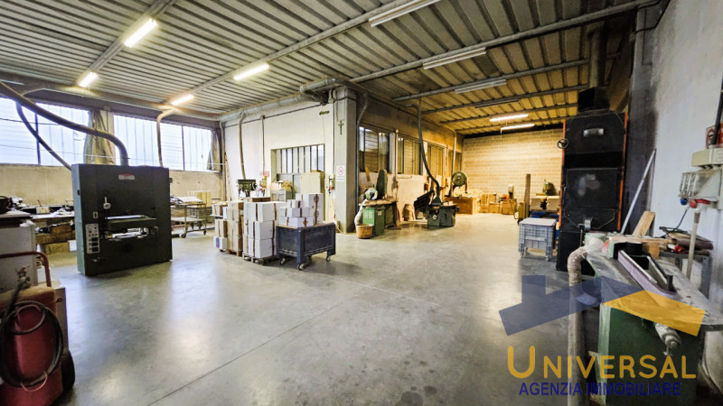 CAMPOSAMPIERO - In zona di forte passaggio, comoda alle arterie stradali ed alla tangenziale.

Ve...