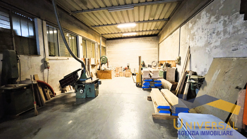 CAMPOSAMPIERO - In zona di forte passaggio, comoda alle arterie stradali ed alla tangenziale.

Ve...