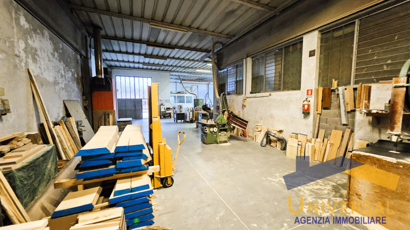 CAMPOSAMPIERO - In zona di forte passaggio, comoda alle arterie stradali ed alla tangenziale.

Ve...