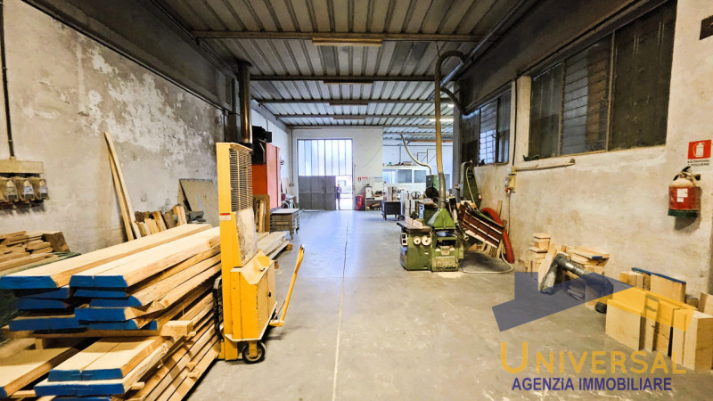 CAMPOSAMPIERO - In zona di forte passaggio, comoda alle arterie stradali ed alla tangenziale.

Ve...