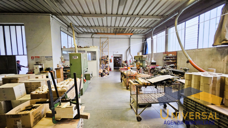 CAMPOSAMPIERO - In zona di forte passaggio, comoda alle arterie stradali ed alla tangenziale.

Ve...