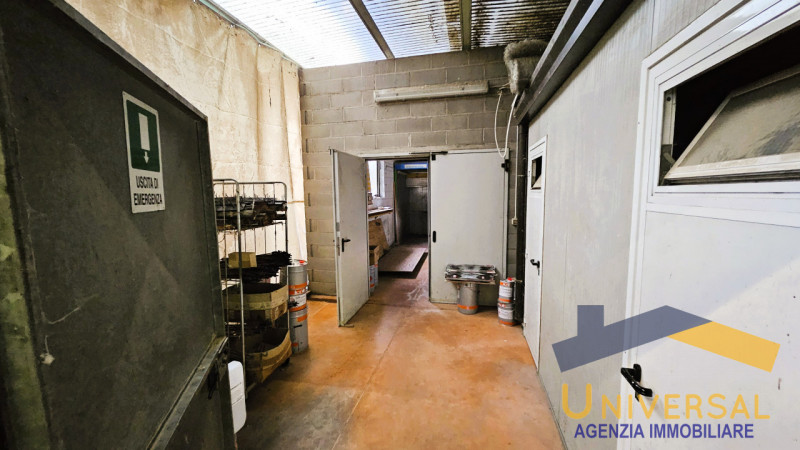 CAMPOSAMPIERO - In zona di forte passaggio, comoda alle arterie stradali ed alla tangenziale.

Ve...