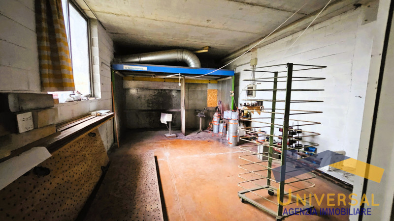 CAMPOSAMPIERO - In zona di forte passaggio, comoda alle arterie stradali ed alla tangenziale.

Ve...