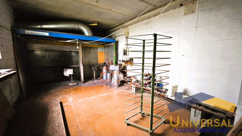 CAMPOSAMPIERO - In zona di forte passaggio, comoda alle arterie stradali ed alla tangenziale.

Ve...